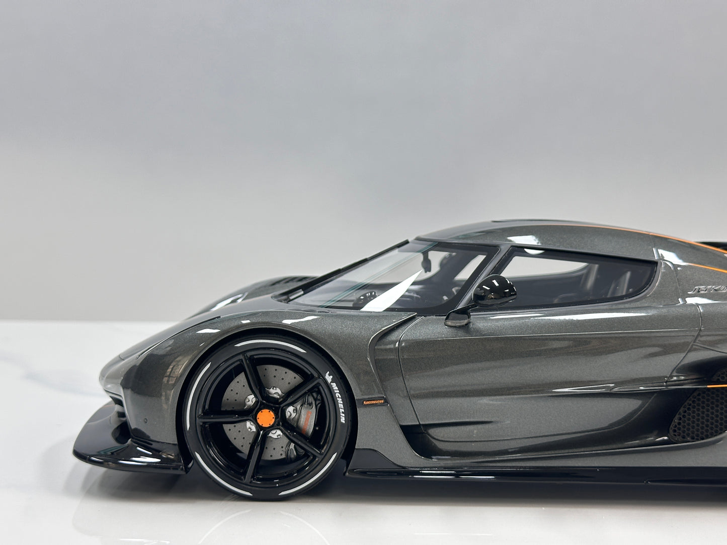 GT Spirit 1/12 Koenigsegg Jesko Absolut 0-400-0 km/h Record – Grey (GT575)