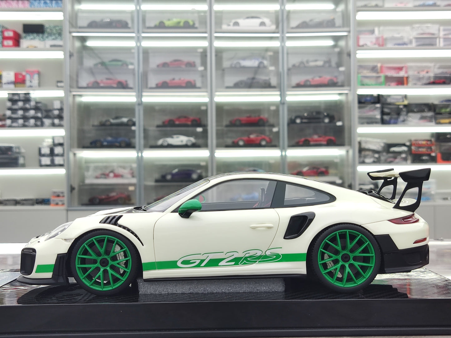 UU 1/18 Porsche 911 GT2 RS Fluorescent Green Simulated Car Model JS-UU007