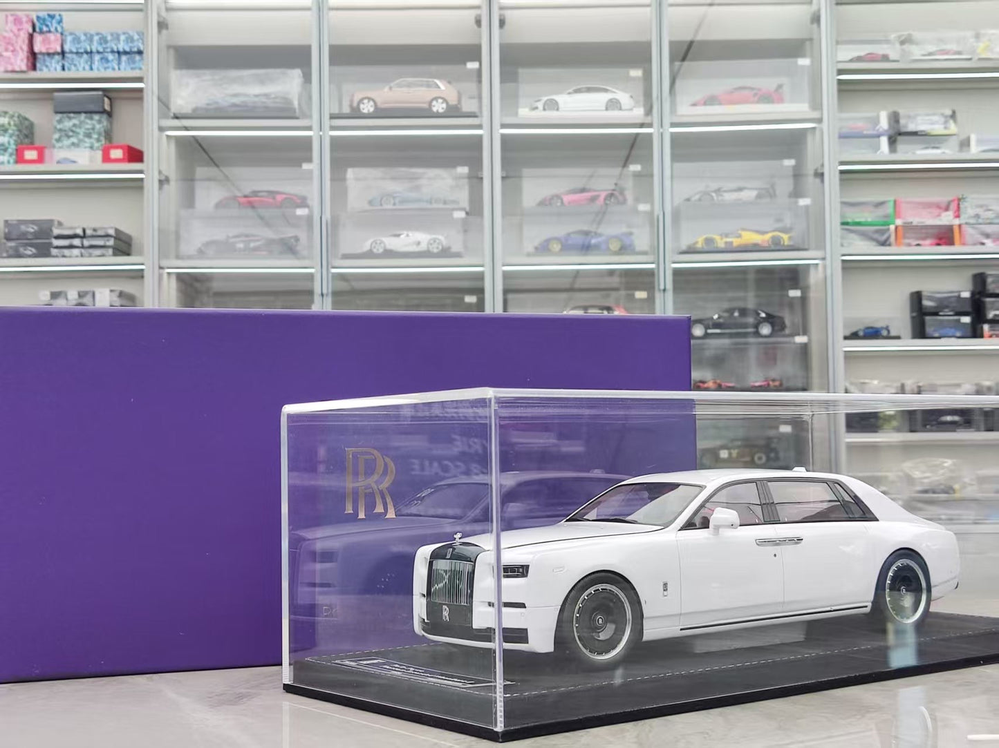 HH Model 1/18 Rolls-Royce Phantom Series II Black and White Panda Colorway HH537