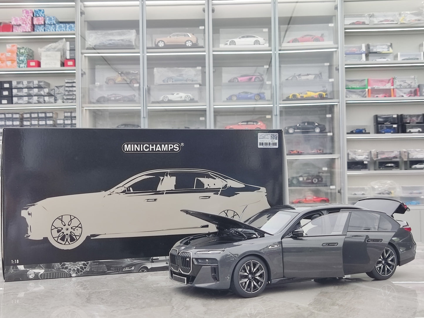 MINICHAMPS 1/18 BMW i7 M70 (G70) Metallic Grey 110023700