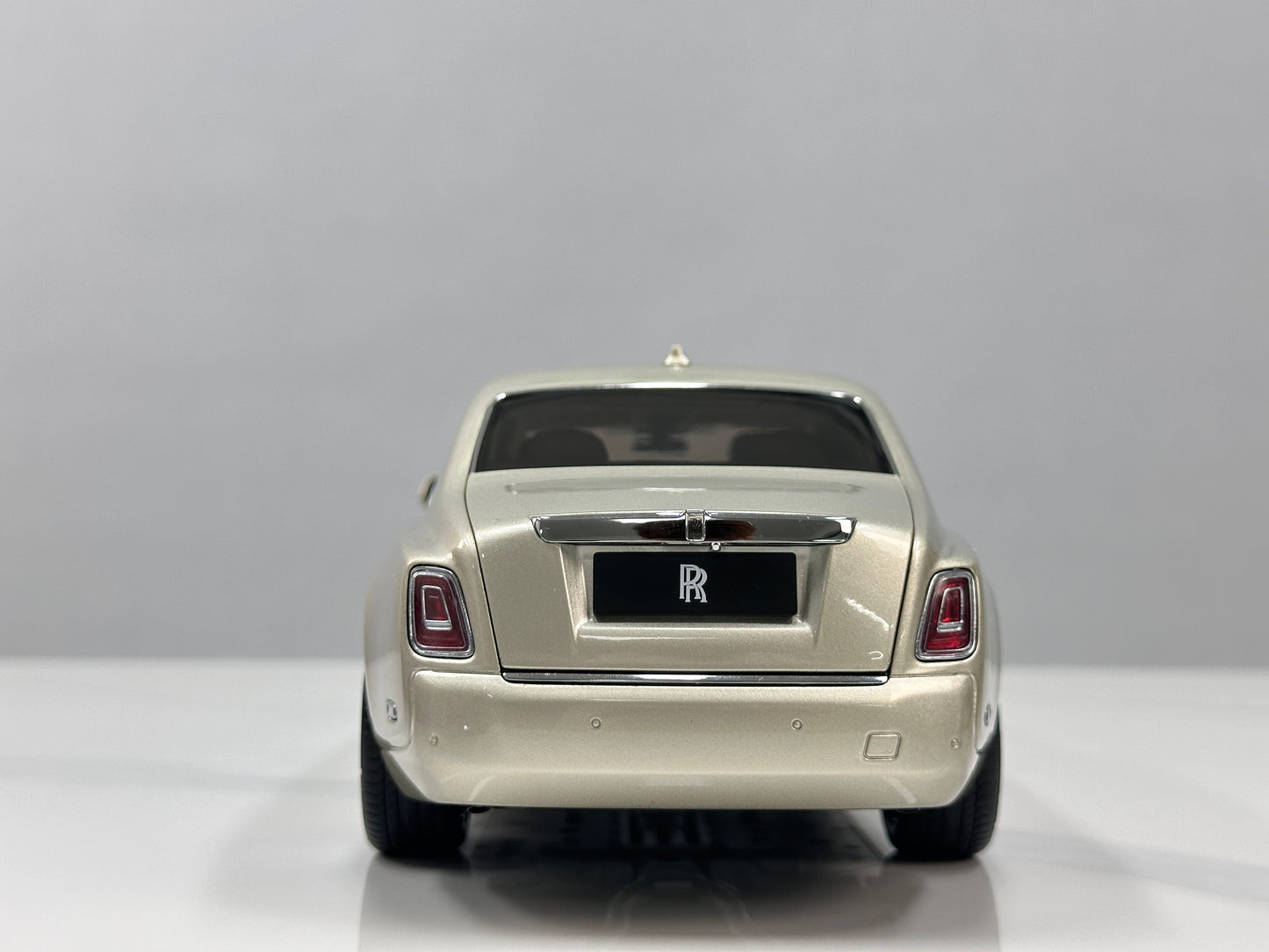 ZP 1/18 Rolls-Royce Phantom VIII (Gold Badge / Leather Suitcase Edition) – Champagne Gold (ZP116)