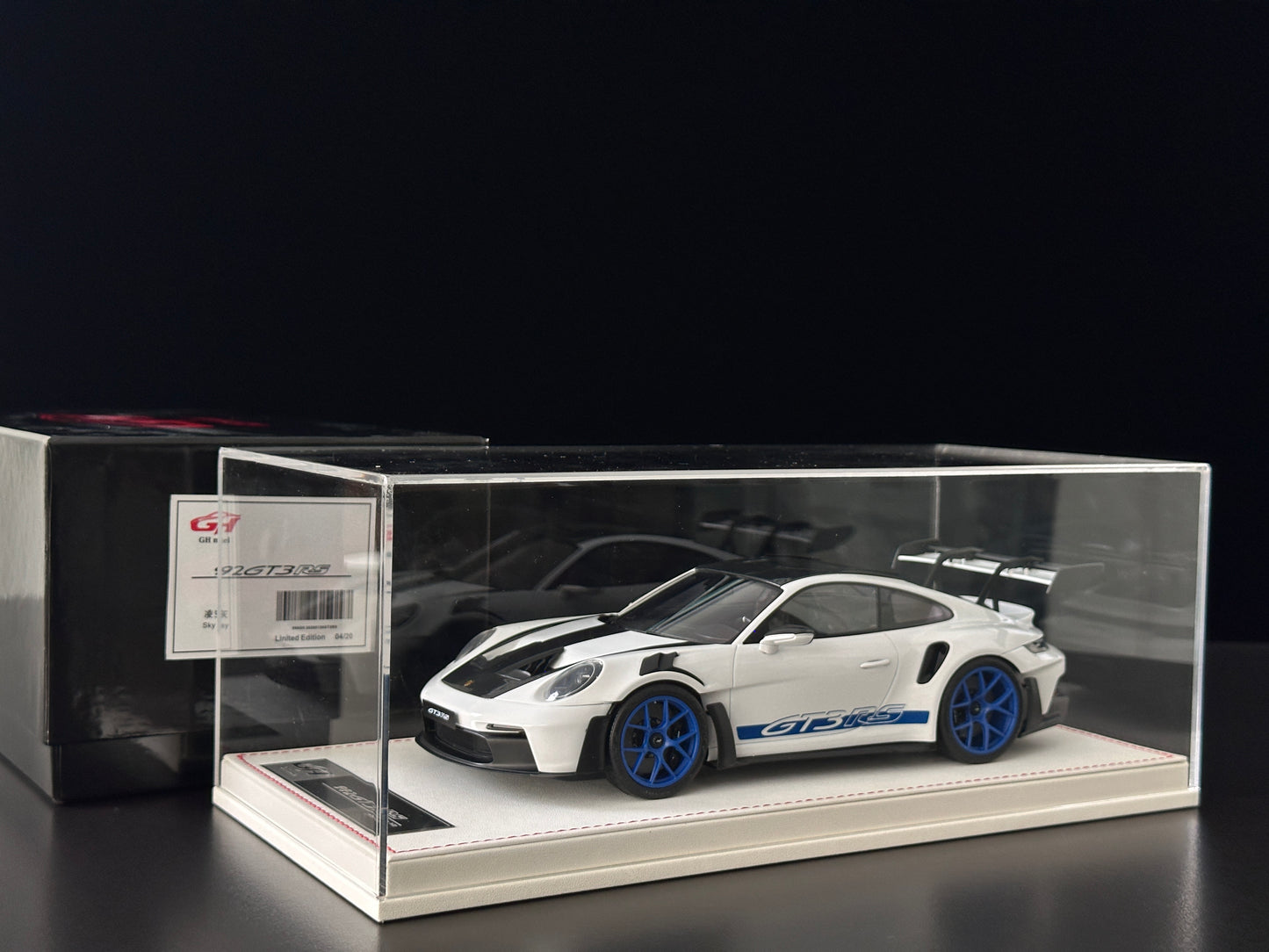 GH MODEL 1/18 Porsche 992 GT3RS Sky Grey GH015