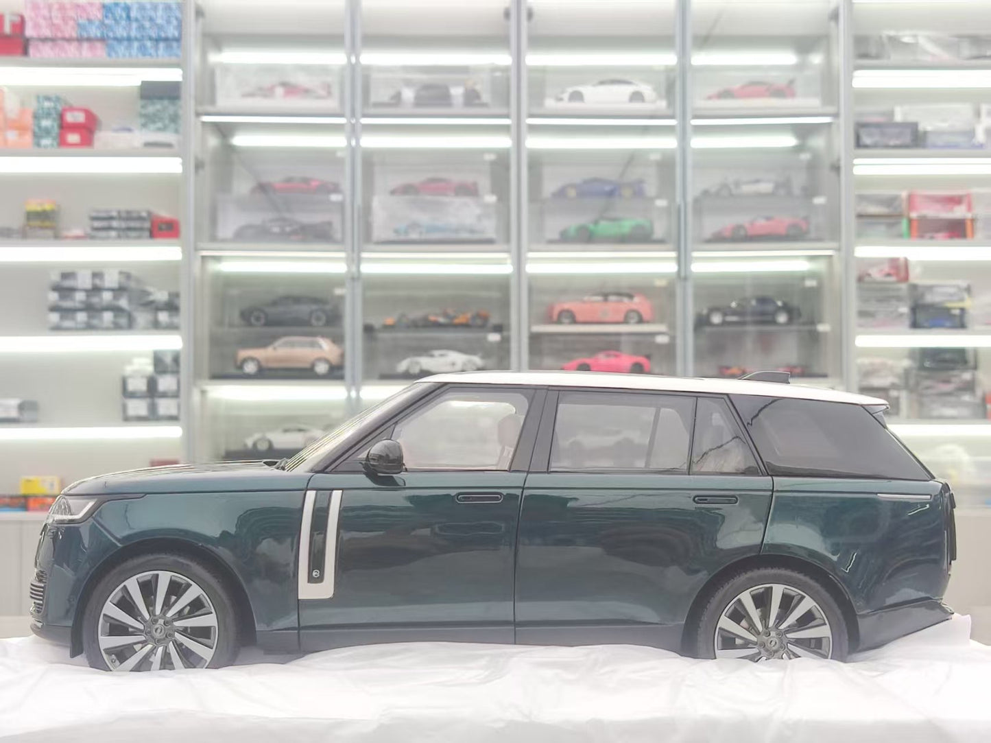 LCD 1/18 Land Rover Range Rover SV Grand Genesis Long Wheelbase Green White Top Alloy Model LCD119