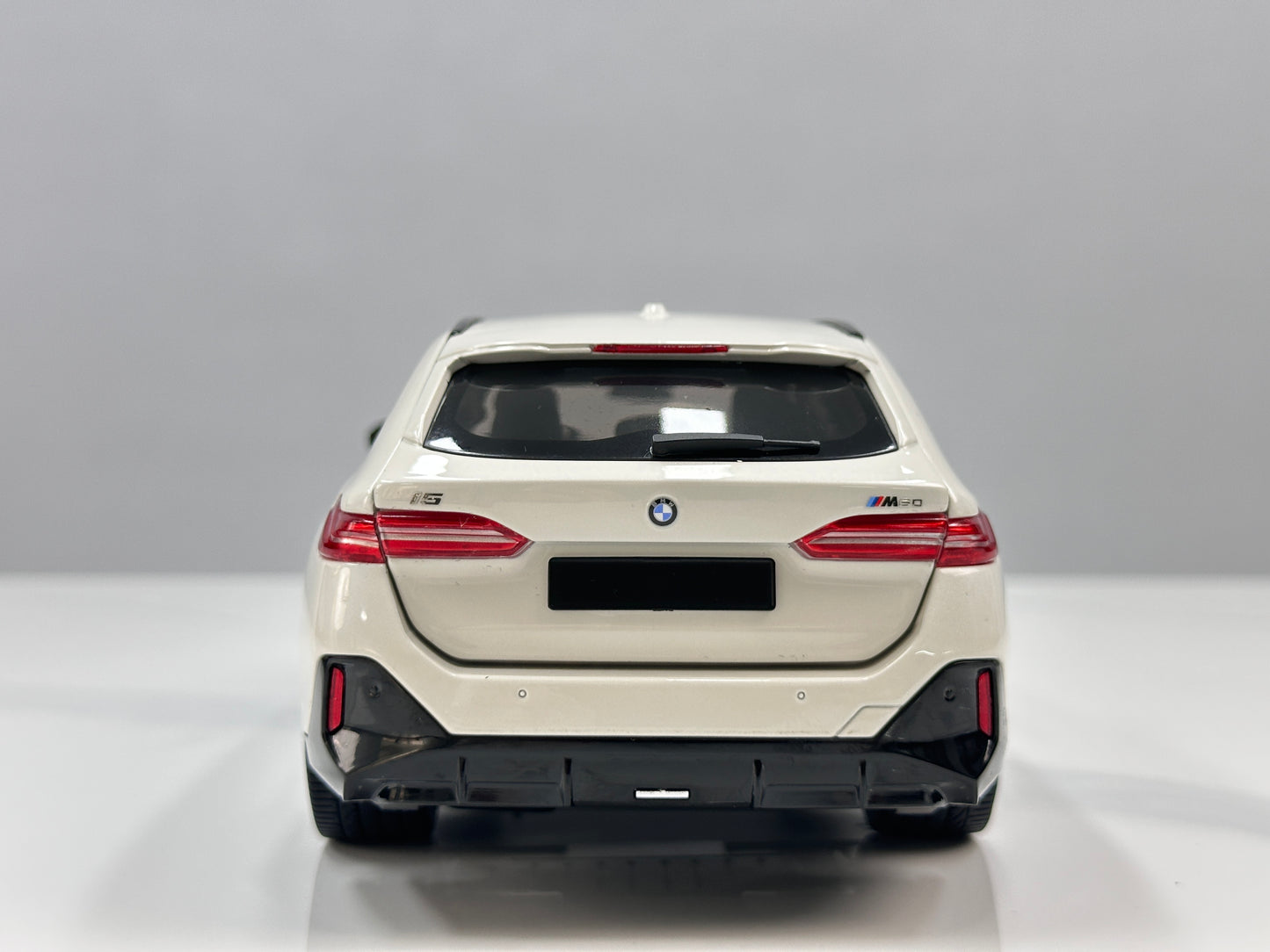 MINICHAMPS 1/18 BMW i5 M60 Touring 2024 Metallic White 110023601