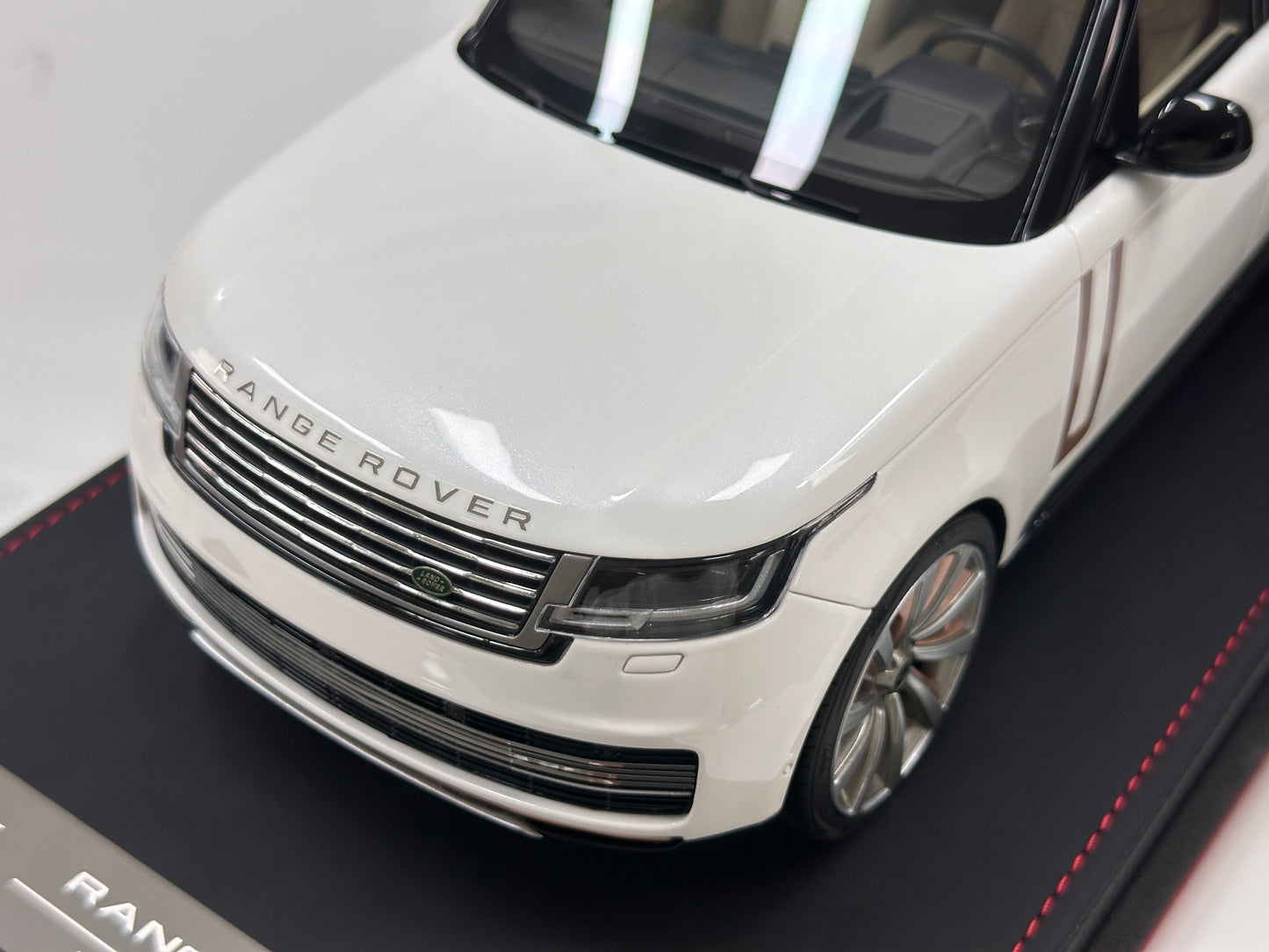 BBA MODEL 1:18 Land Rover Range Rover Autobiography — Pearl White with Platinum Roof (BBA065)