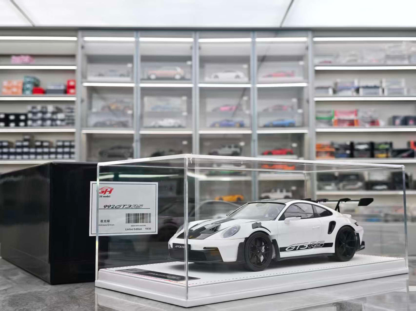 GH MODEL 1/18 Porsche 992 GT3RS Glowing Green GH013