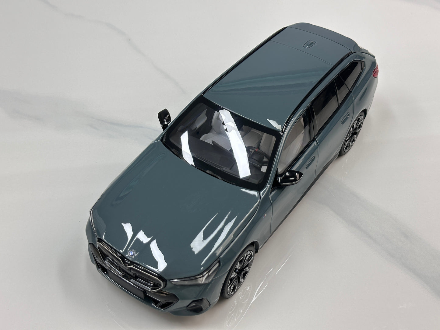 MINICHAMPS 1/18 BMW i5 M60 Touring 2024 Metallic Green 110023600