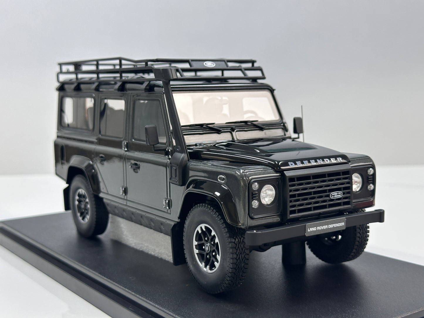GT Spirit 1/18 Land Rover Defender 110 SW Adventure Edition - Grey (GT968)