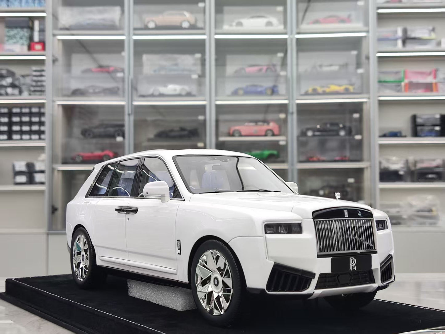 HH Model 1/18 Rolls-Royce Cullinan Cosmic Laser Color-Changing White HH543