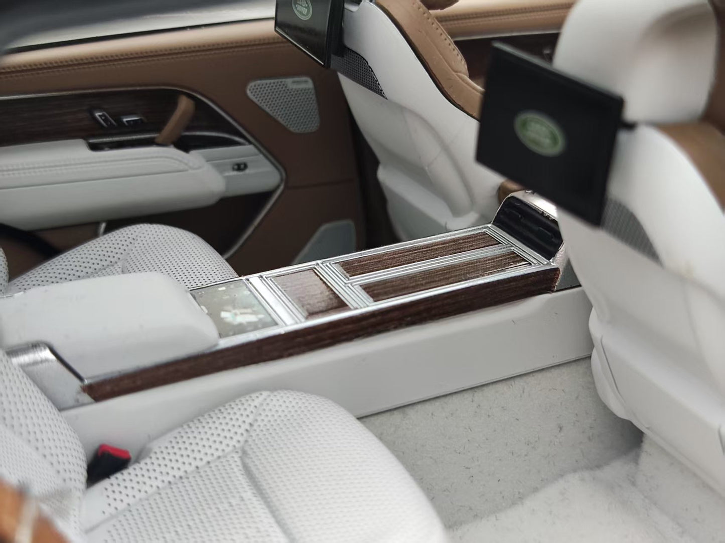 LCD 1/18 Land Rover Genesis Extended Edition Black Alloy Car Model LCD120