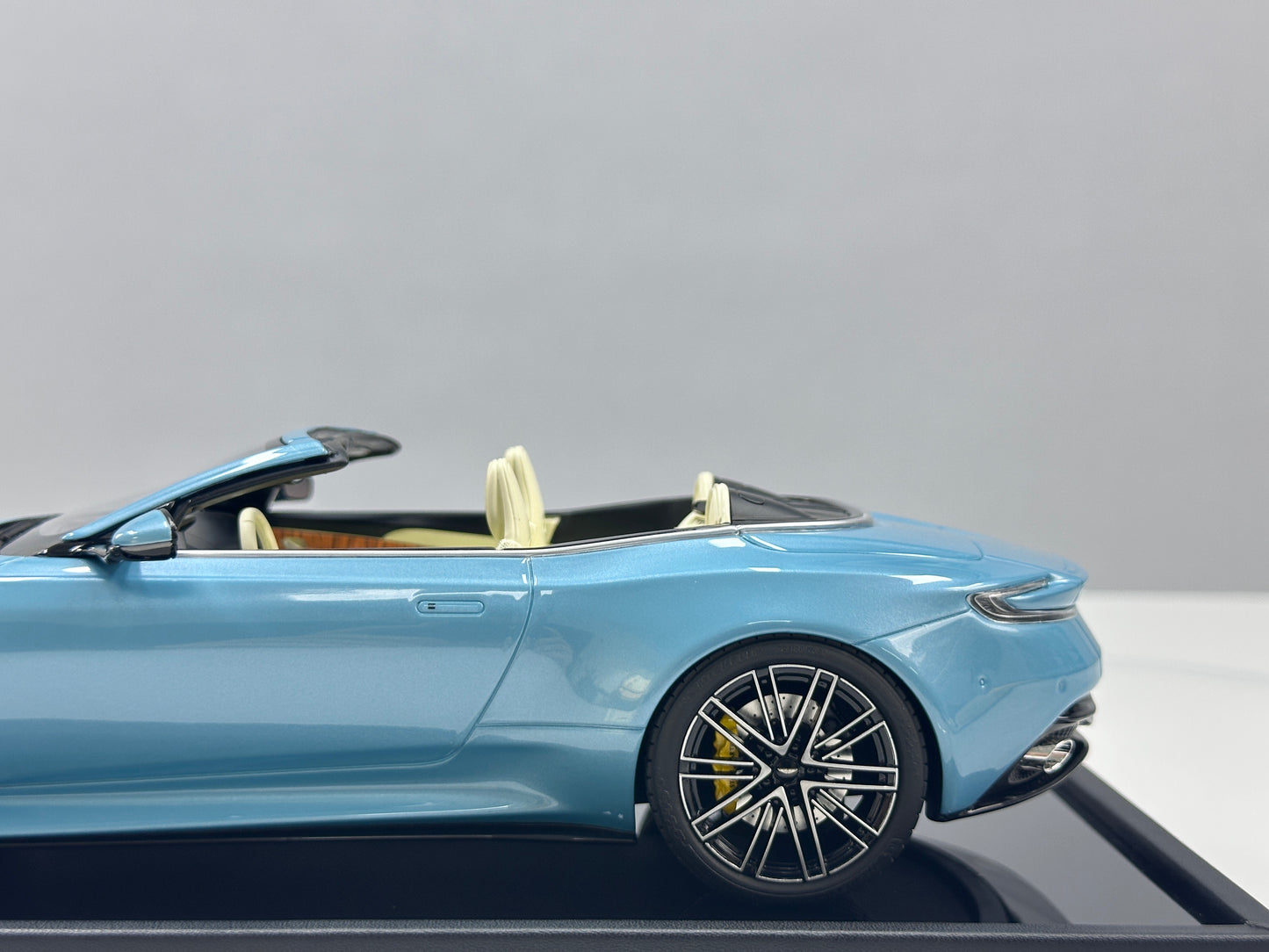Xiaoguang Model & MotorHelix 1/18 Aston Martin DB12 Volante Convertible – Caribbean Blue (MH384)