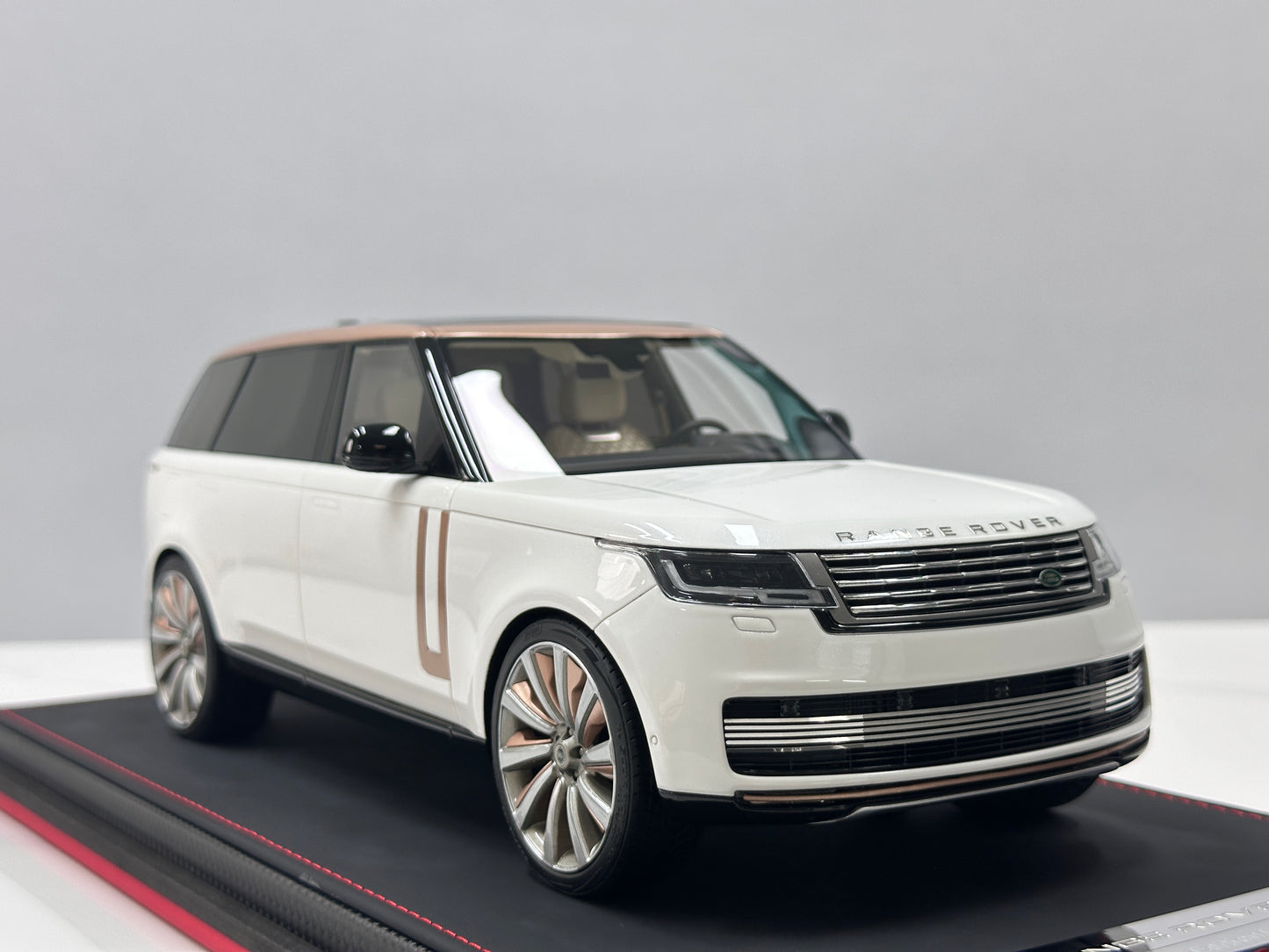 BBA MODEL 1:18 Land Rover Range Rover Autobiography — Pearl White with Platinum Roof (BBA065)