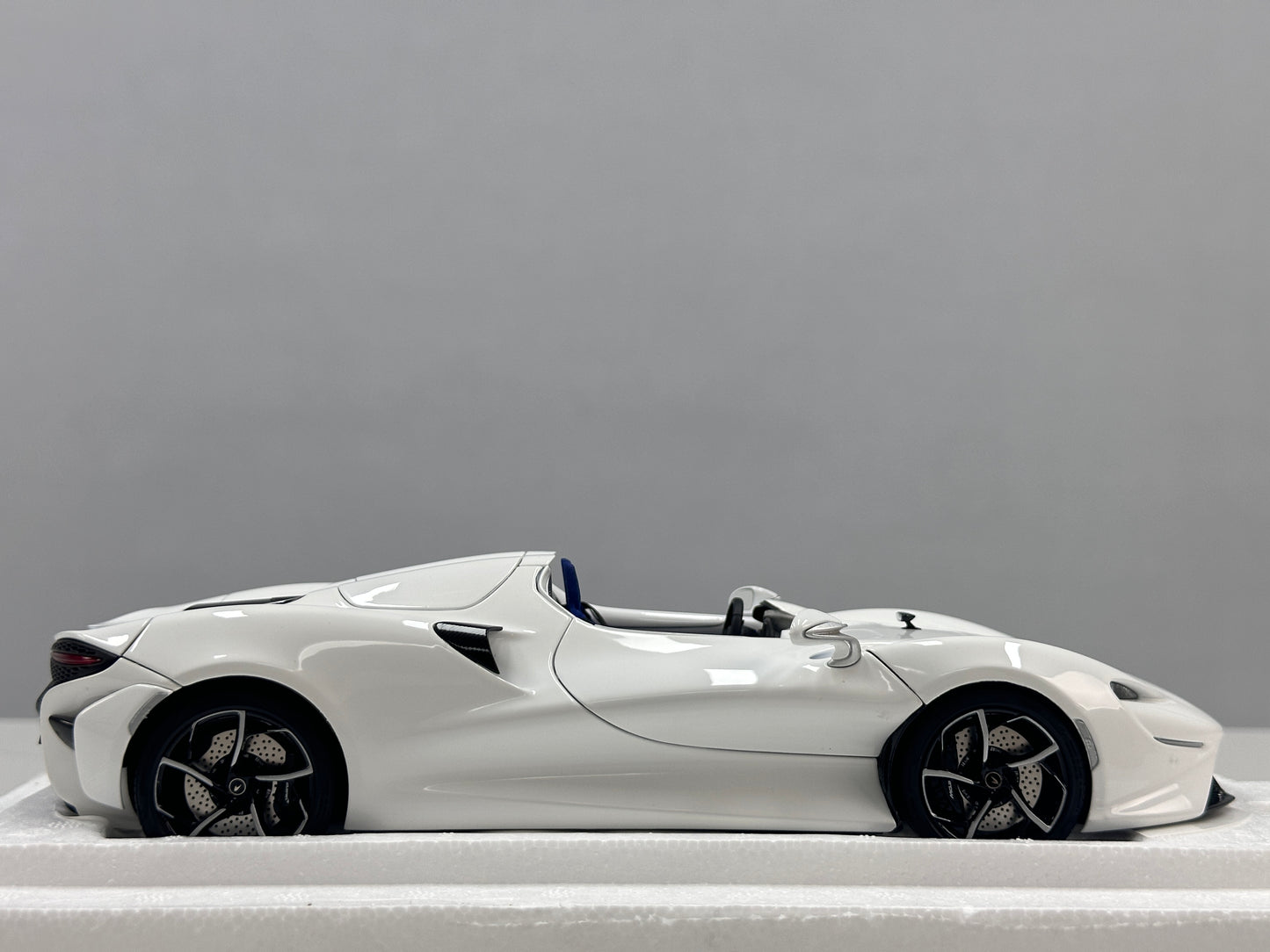 LCD 1/18 McLaren Elva Die-cast Model – Pearl White with Blue Interior (LCD18015-WH)