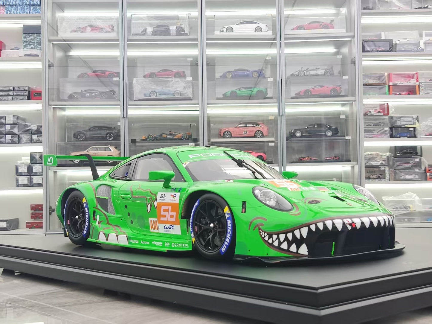 SPARK 1/8 Porsche 911 RSR 19 No.56 PROJECT 1-AO Le Mans 24H 2023 Green Dinosaur Livery 08G046