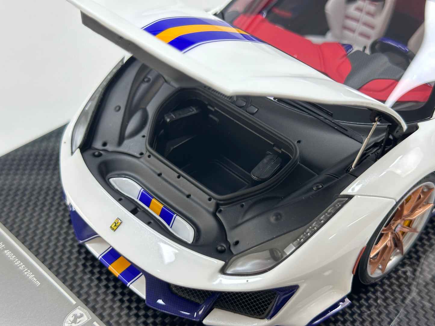 DM Pro 1:18 Ferrari 488 pista  – Black Base, Style E – White – Full-Opening Resin Model (DGP005B)