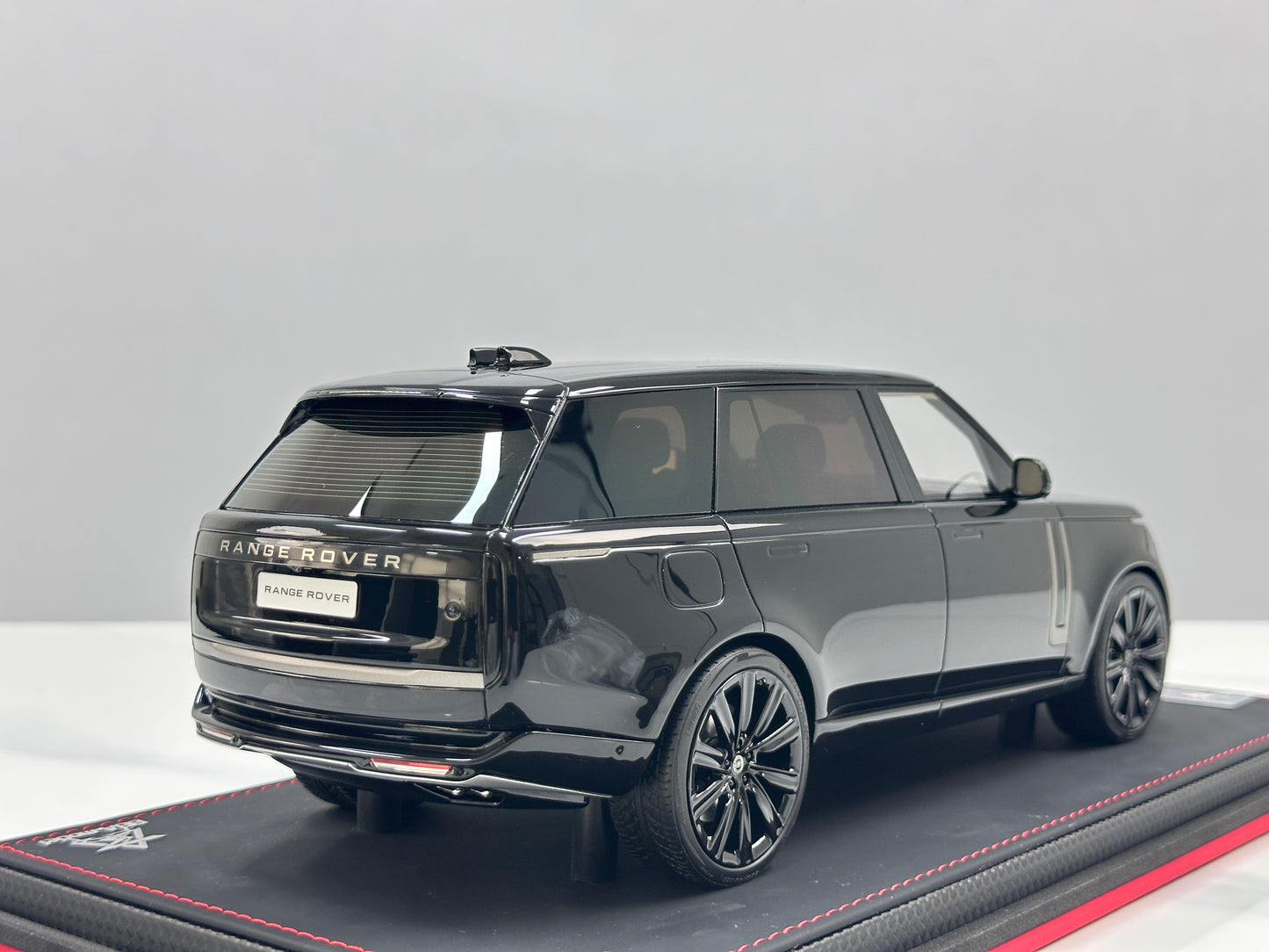 BBA MODEL 1/18 Land Rover Range Rover Autobiography Long Wheelbase Jet Black BBA069