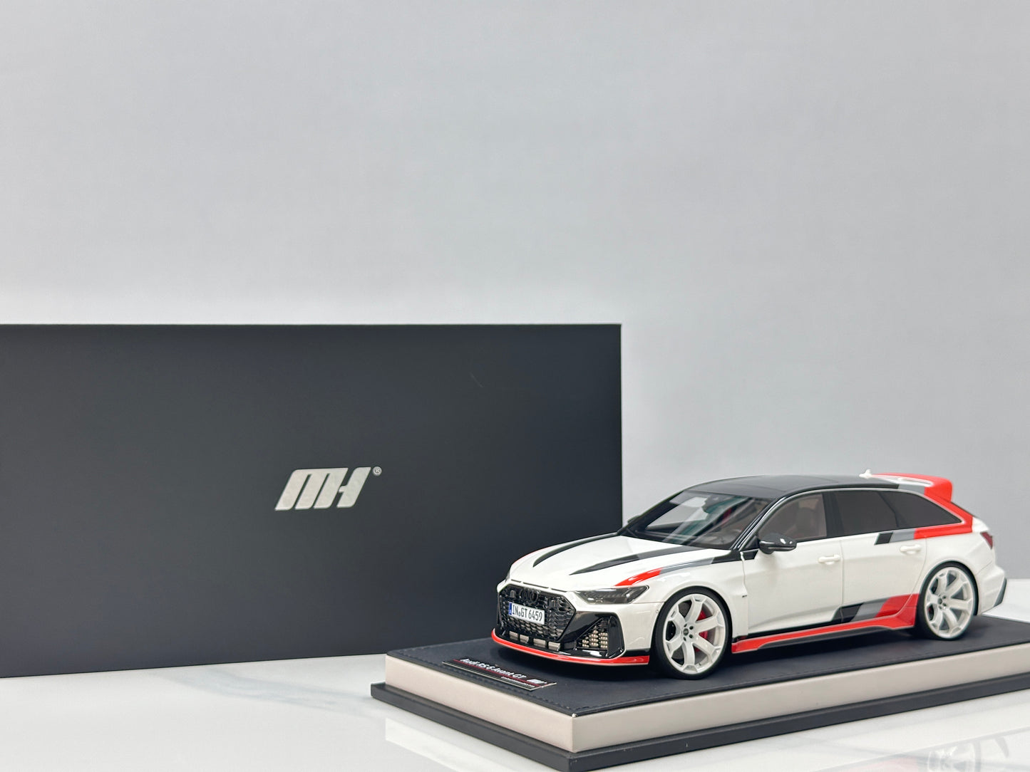 MOTORHELIX 1/18 Audi RS6 Avant GT Acona White MH366