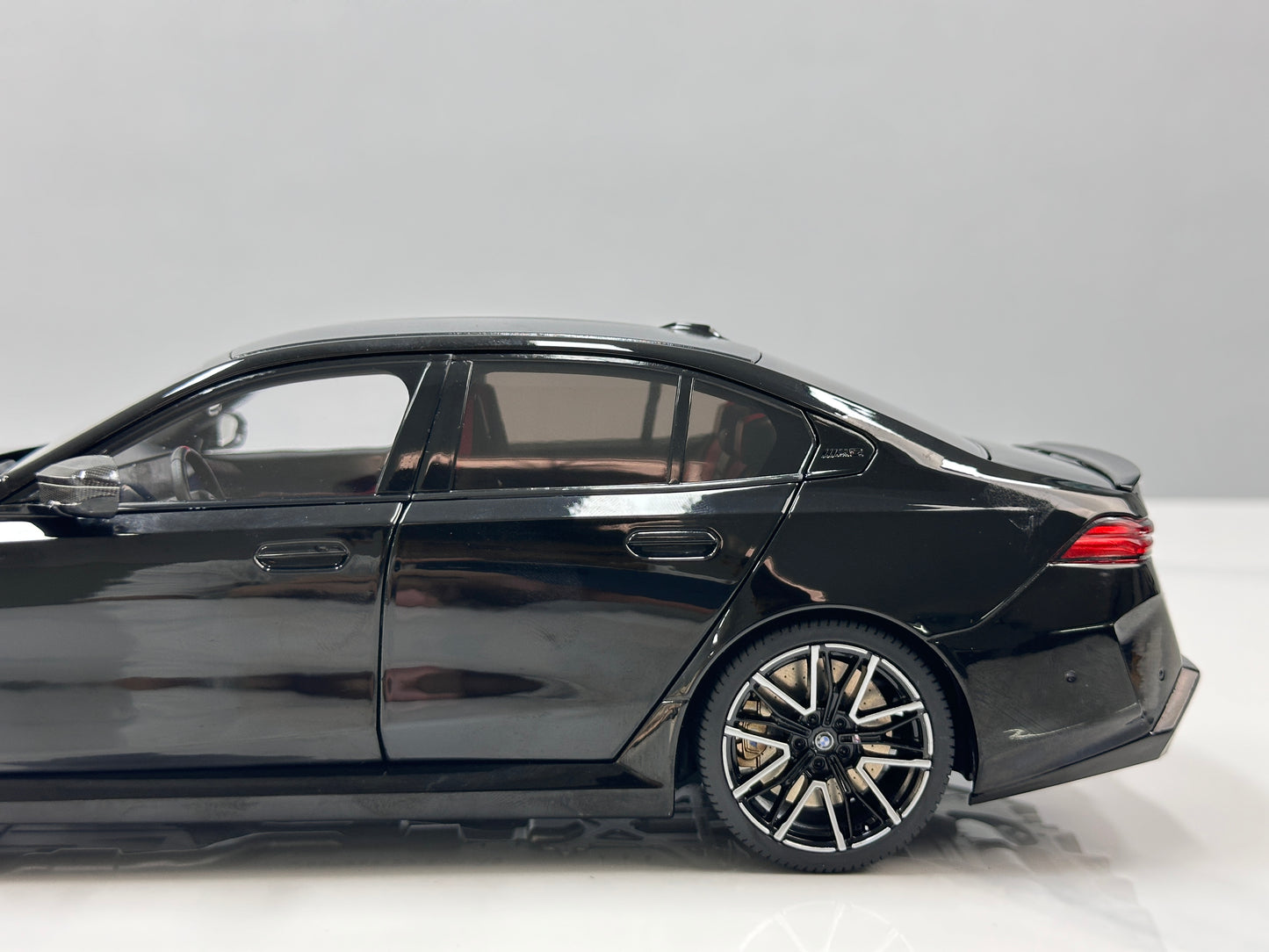 MINICHAMPS 1/18 BMW M5 2024 Metallic Black 110023801