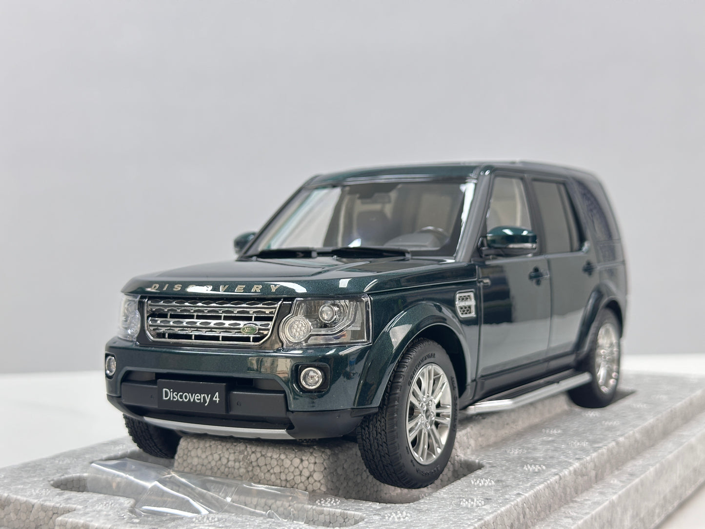 WHELART 1/18 Land Rover Discovery 4 – British Green (WH016)