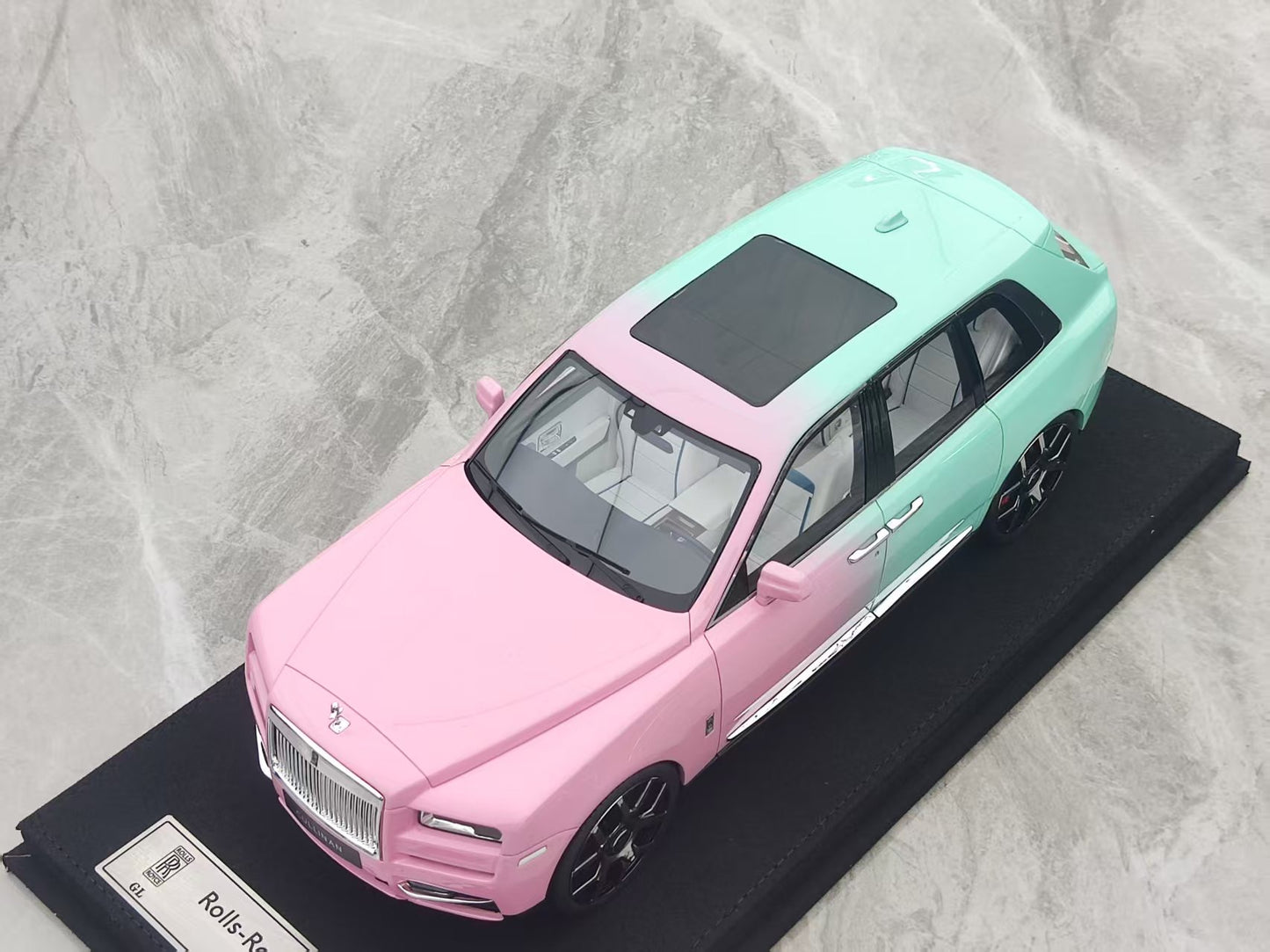 GL 1/18 Rolls-Royce Cullinan Pink and Green Resin Model JS-GL036