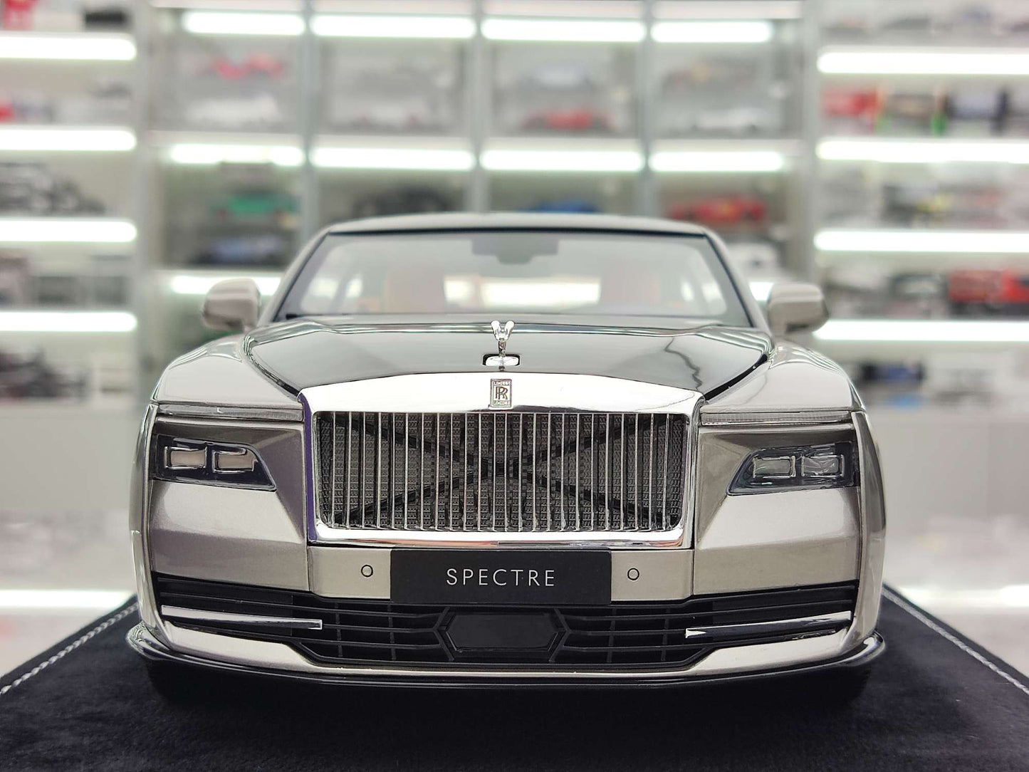 HH Model 1/18 Rolls-Royce Spectre, Platinum Grey/Diamond Black (HH375)