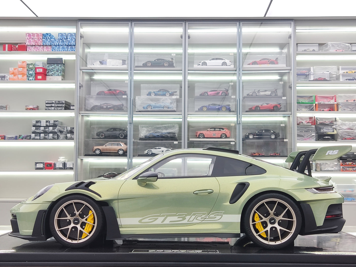 Dino Model 1/8 Porsche 992 GT3RS PR555P