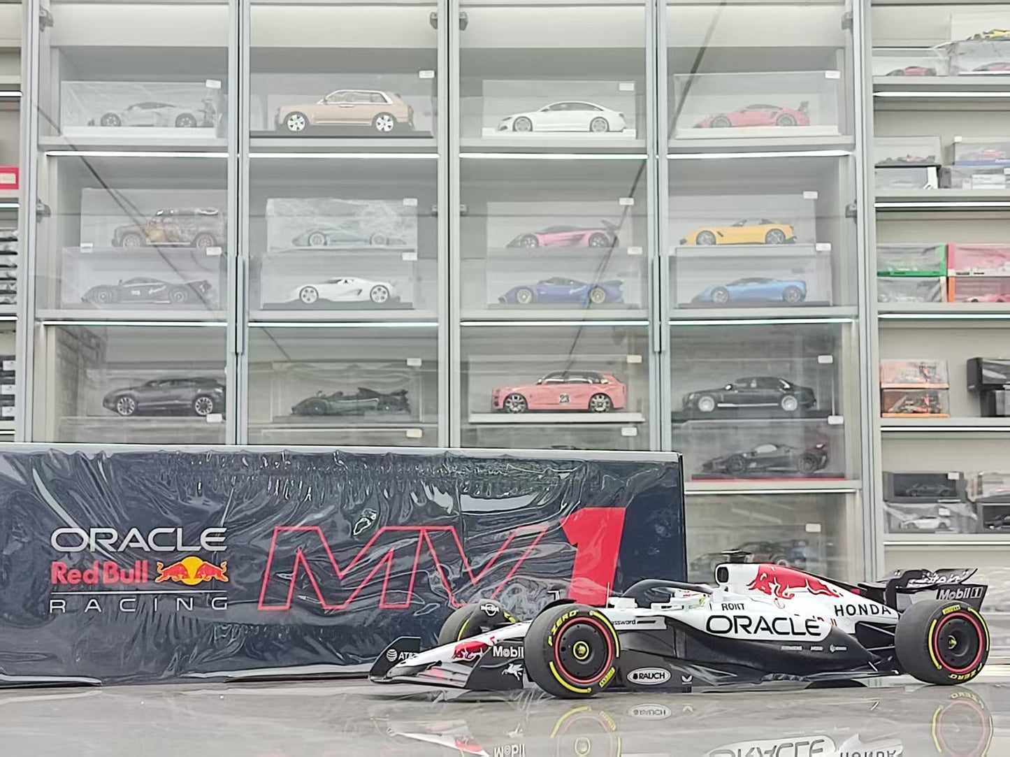 MINICHAMPS 1/18 Oracle RED BULL RACING RB21 - MAX VERSTAPPEN White 110250301
