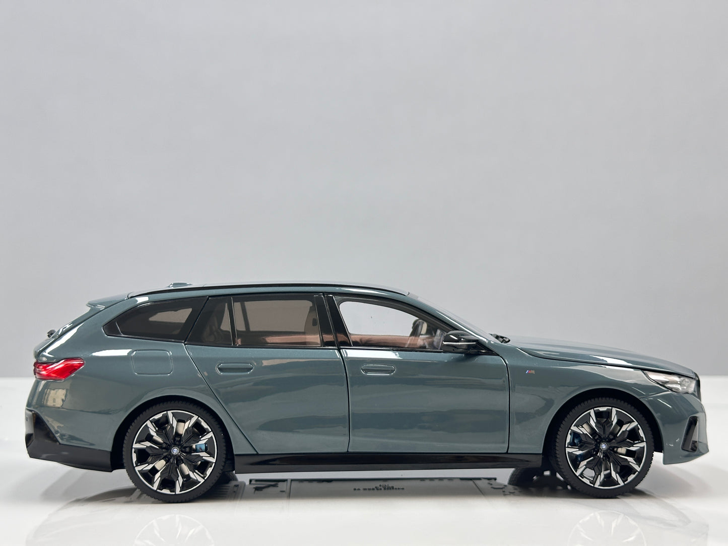 MINICHAMPS 1/18 BMW i5 M60 Touring 2024 Metallic Green 110023600