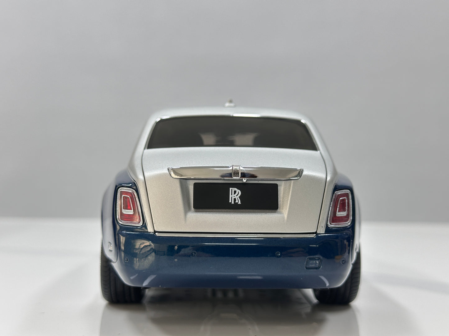 ZP 1/18 Rolls-Royce Phantom VIII – Silver / Pikes Peak Blue (ZP122)