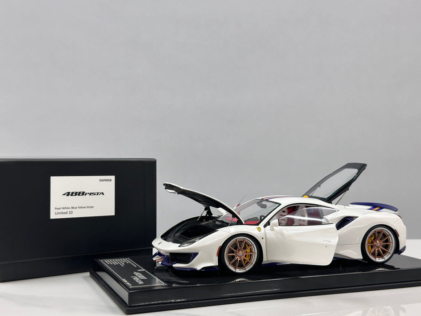 DM Pro 1:18 Ferrari 488 pista  – Black Base, Style E – White – Full-Opening Resin Model (DGP005B)