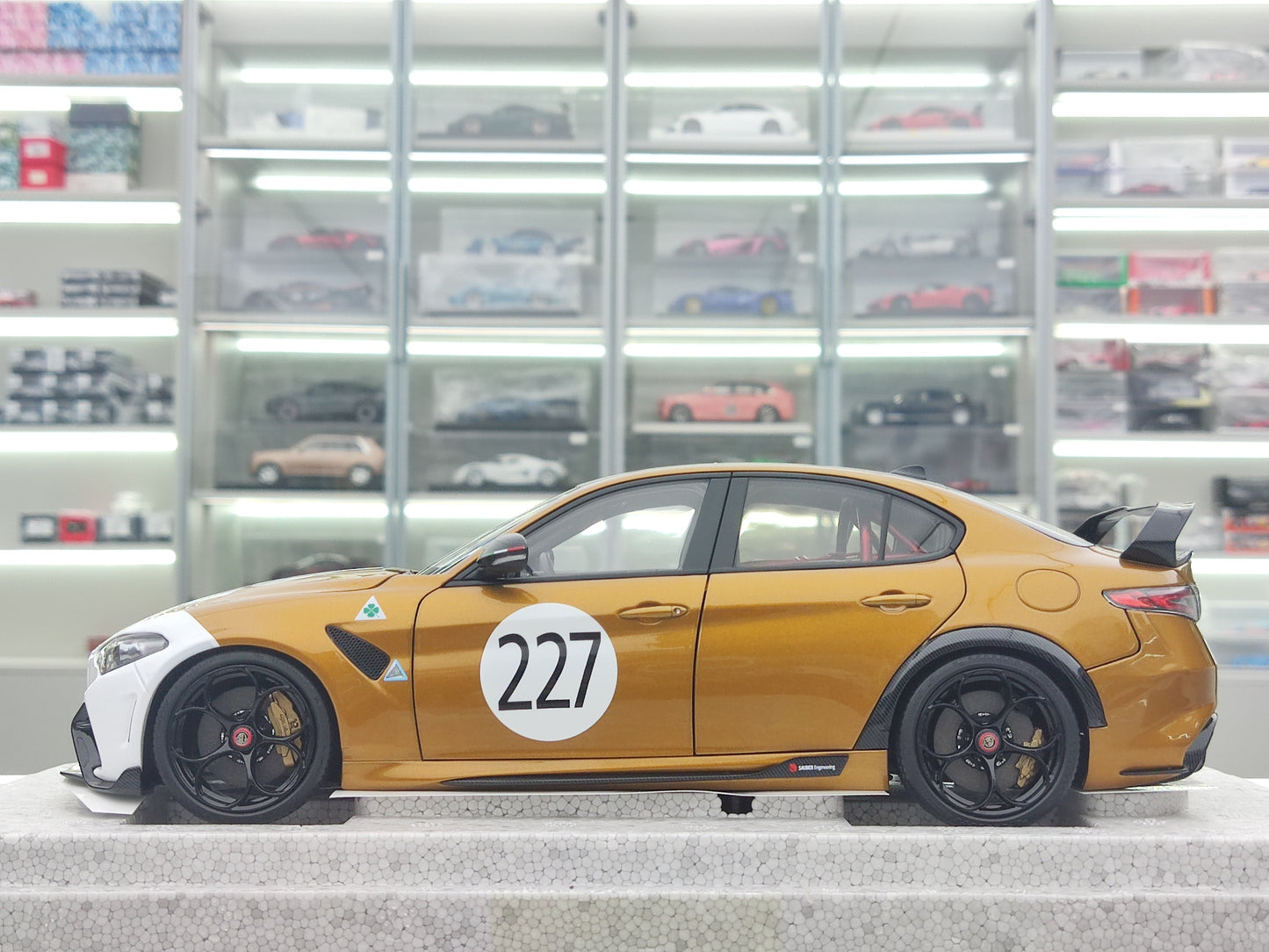 MOTORHELIX 1/18 Alfa Romeo Giulia GTAm Ochre Precious Metal MH325