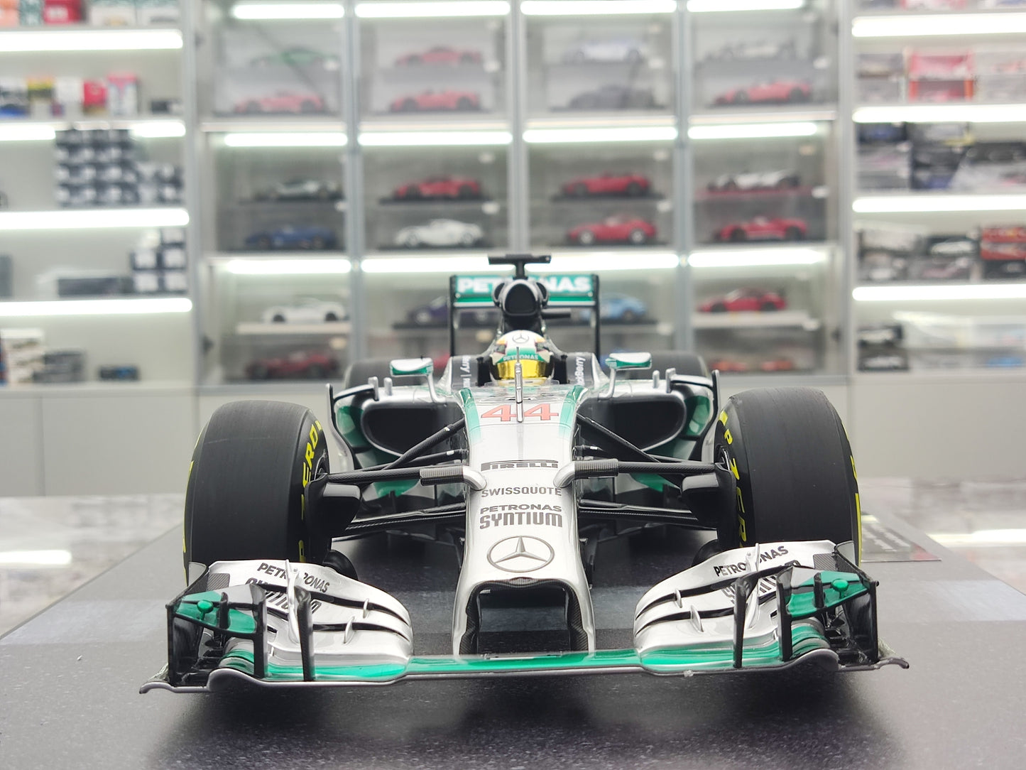 MINICHAMPS 1/12 Mercedes AMG PETRONAS F1 Team W05 Lewis Hamilton World Champion 2014 Silver-Green Simulation Car Model 127140444