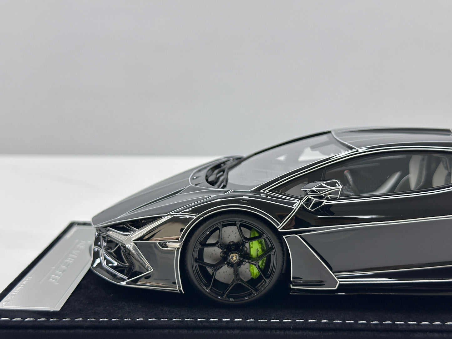HH Model 1/18 Lamborghini Revuelto Black Luminous Crackle Pattern HH625