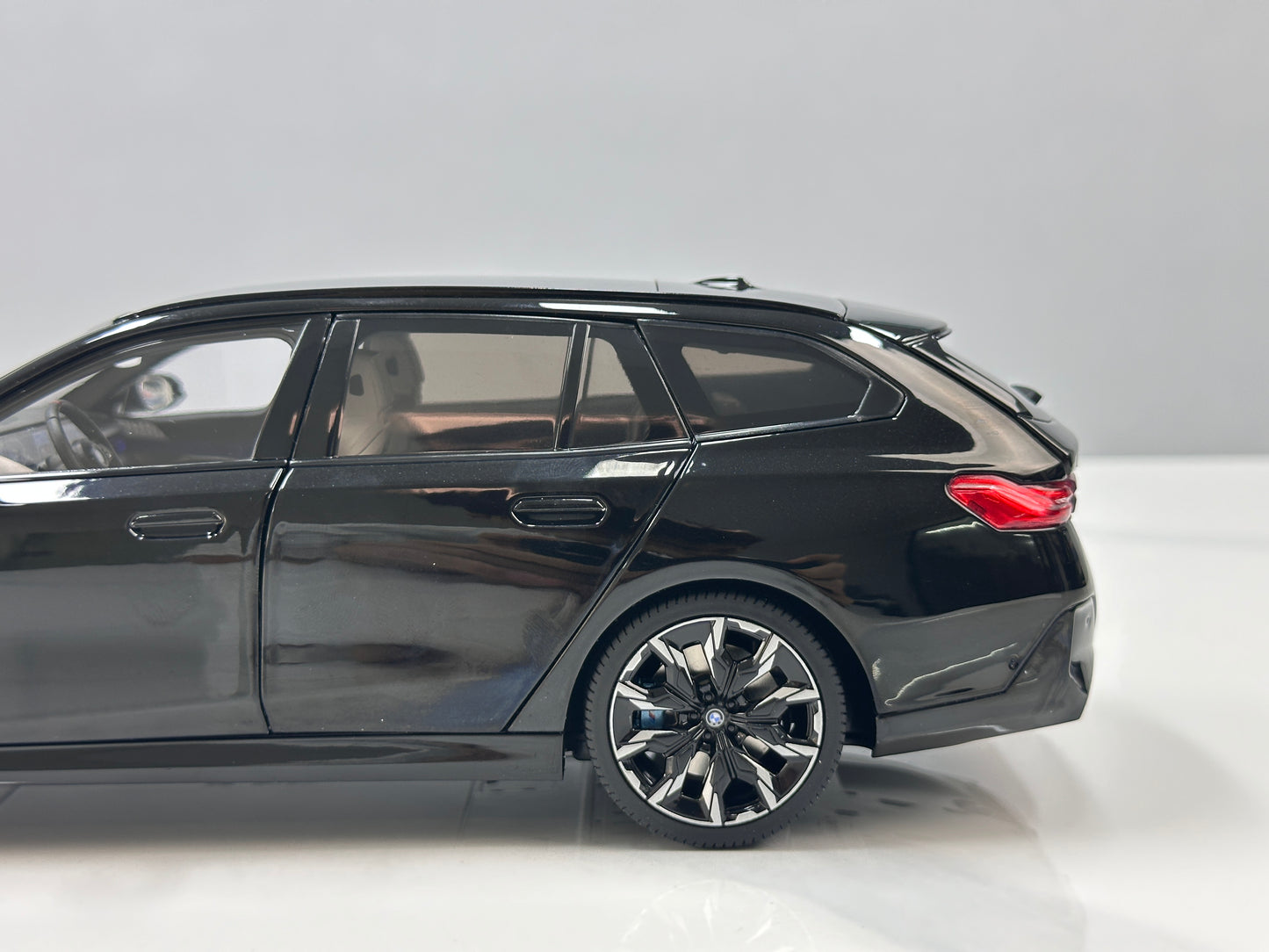 MINICHAMPS 1/18 BMW i5 M60 Touring 2024 Metallic Black 110023602