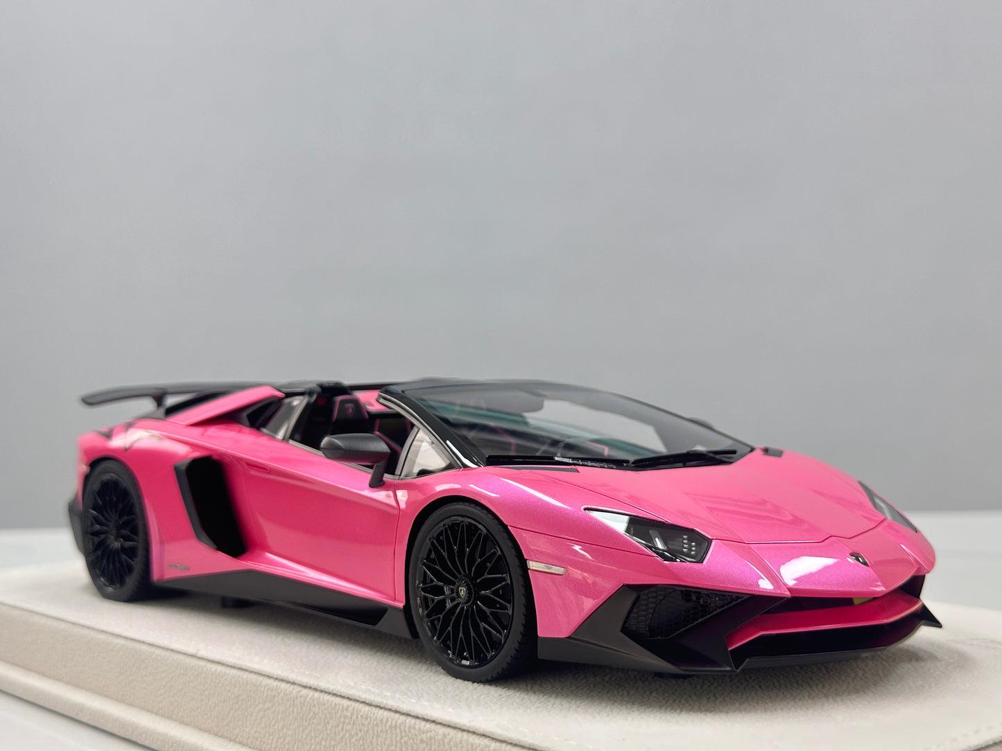 MAKEUP 1/18 Lamborghini Aventador LP750-4 SV Roadster 2015 Pink EML007H