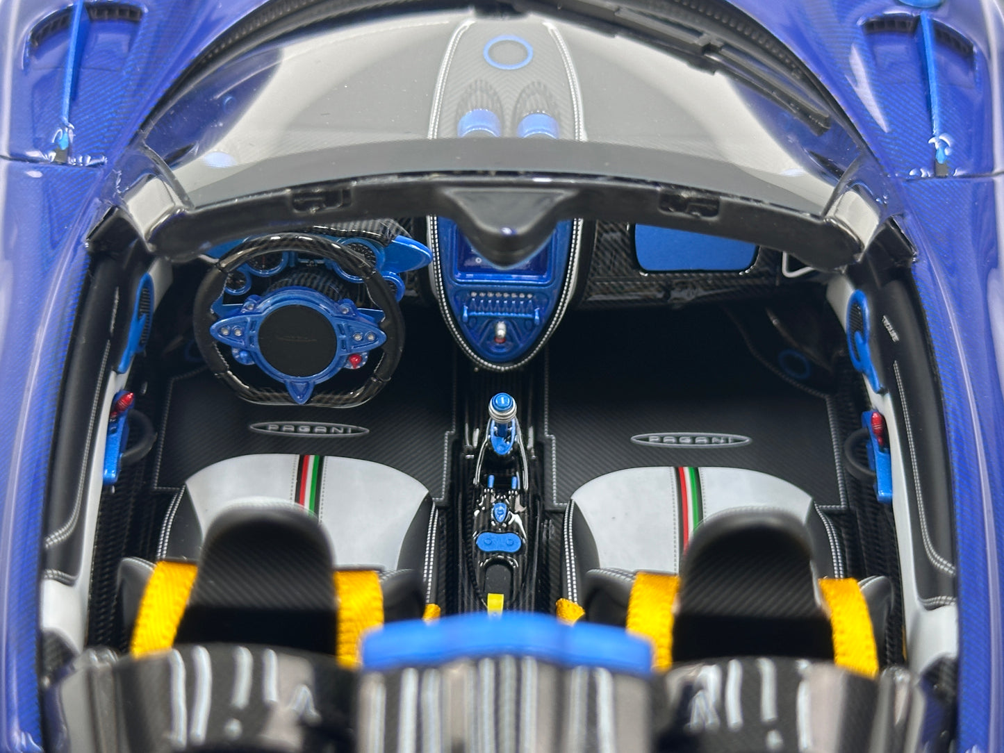 HH Model 1/18 Pagani Huayra Air Force Edition HH664