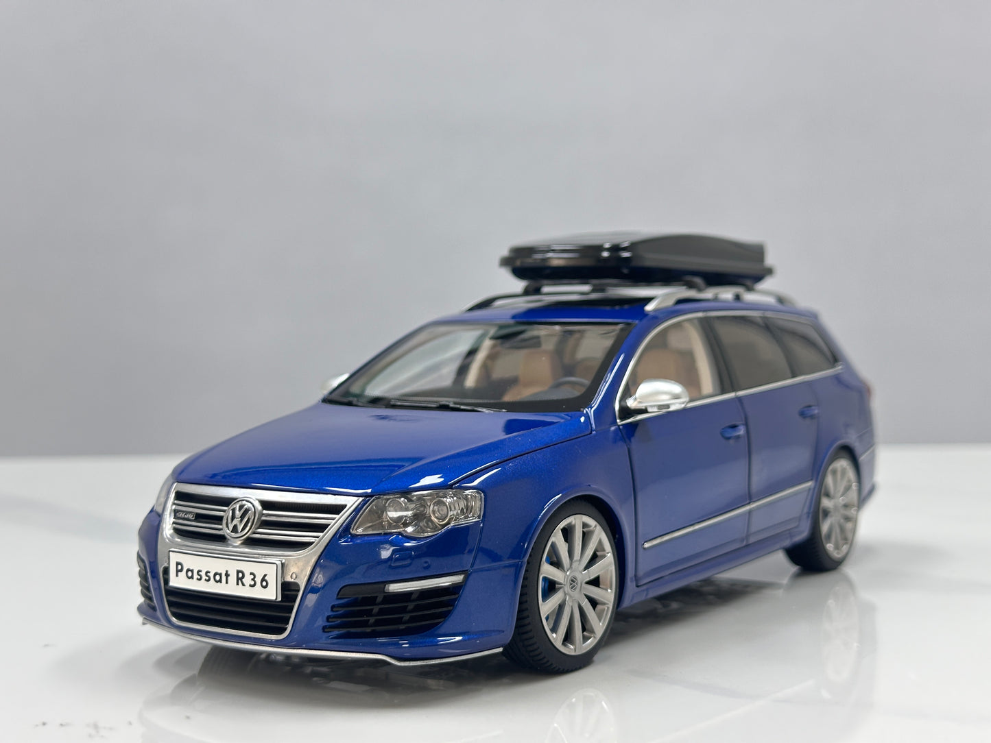 NZG 1/18 Volkswagen Passat R36 wagon Biscay Blue NZG014