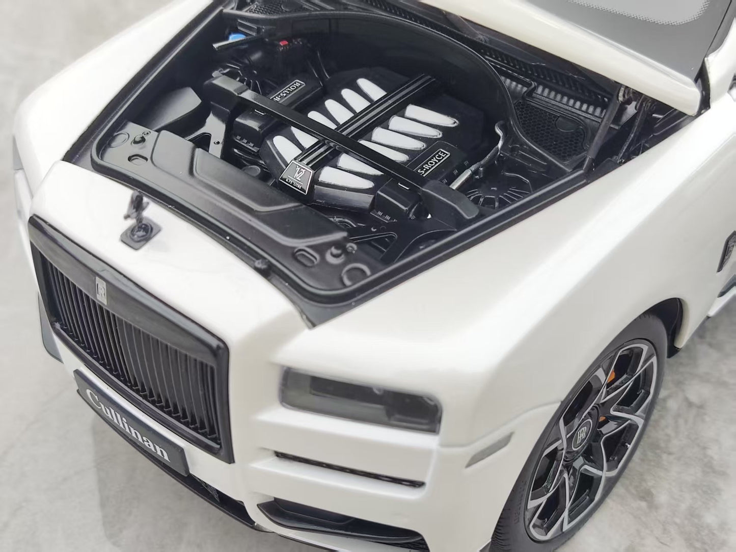 ZP 1/18 Rolls-Royce Cullinan BB Fishing Seat Edition, Leather Suitcase Version, Metallic White ZP112