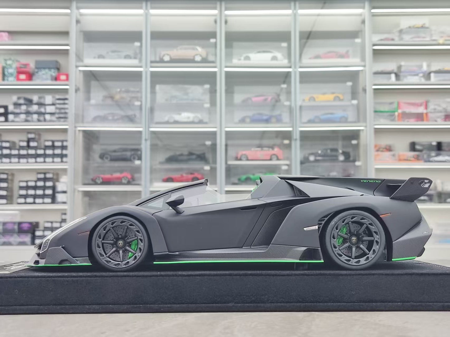 HH Model 1/18 Lamborghini Veneno Roadster Matte Black HH560