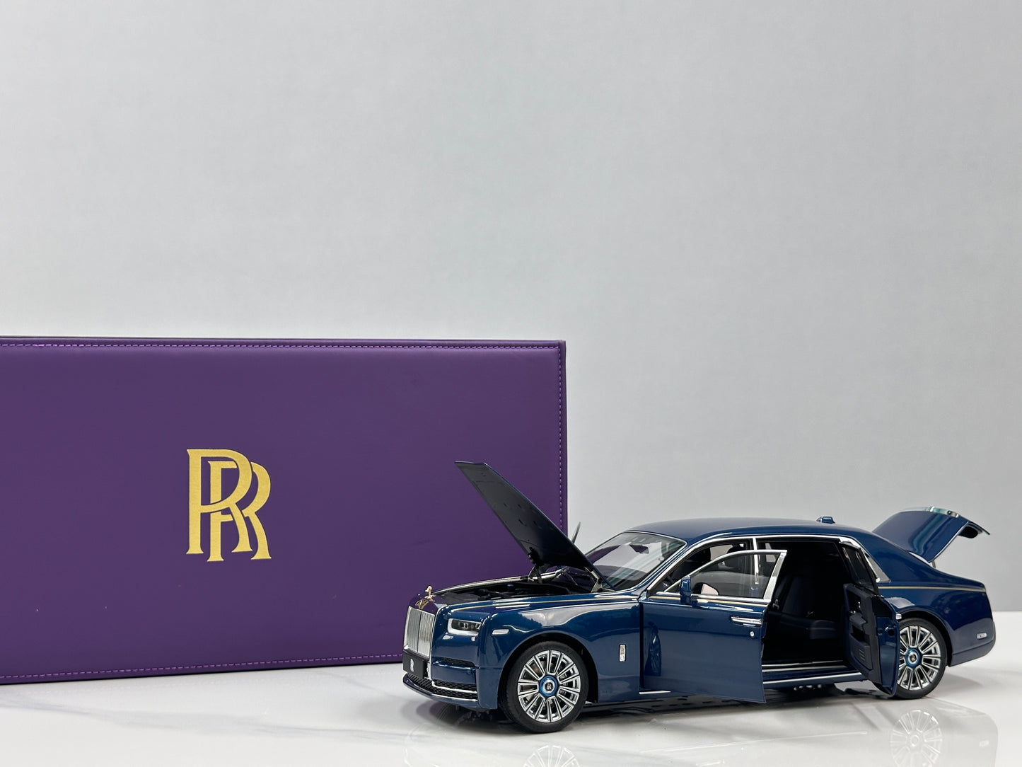 ZP 1/18 Rolls-Royce Phantom VIII (Gold Badge / Leather Suitcase Edition) – Pikes Peak Blue (ZP118)