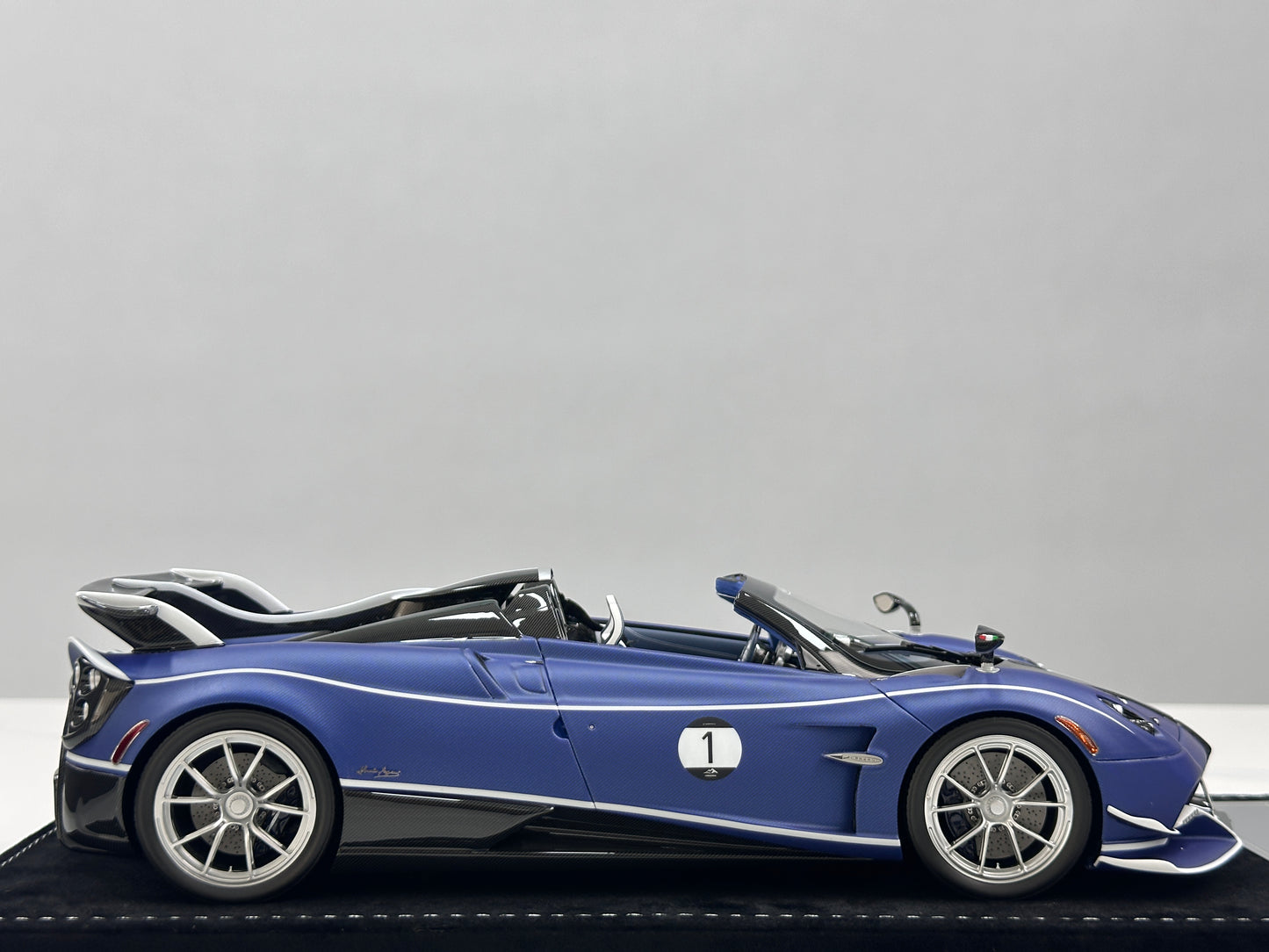 HH Model 1/18 Pagani Huayra Matte Blue & Carbon Black HH663