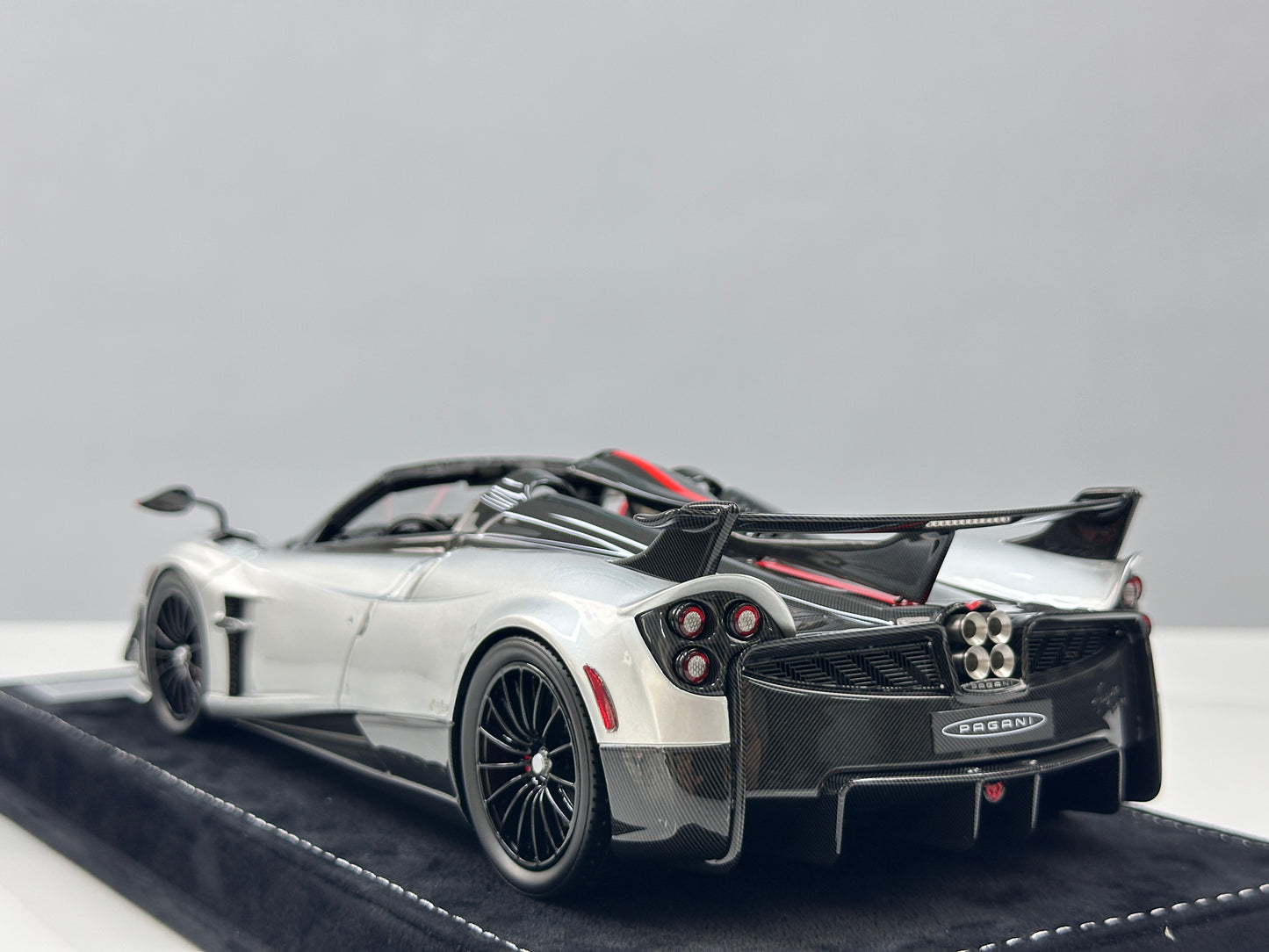 HH Model 1/18 Pagani Huayra Silver & Black Carbon HH662