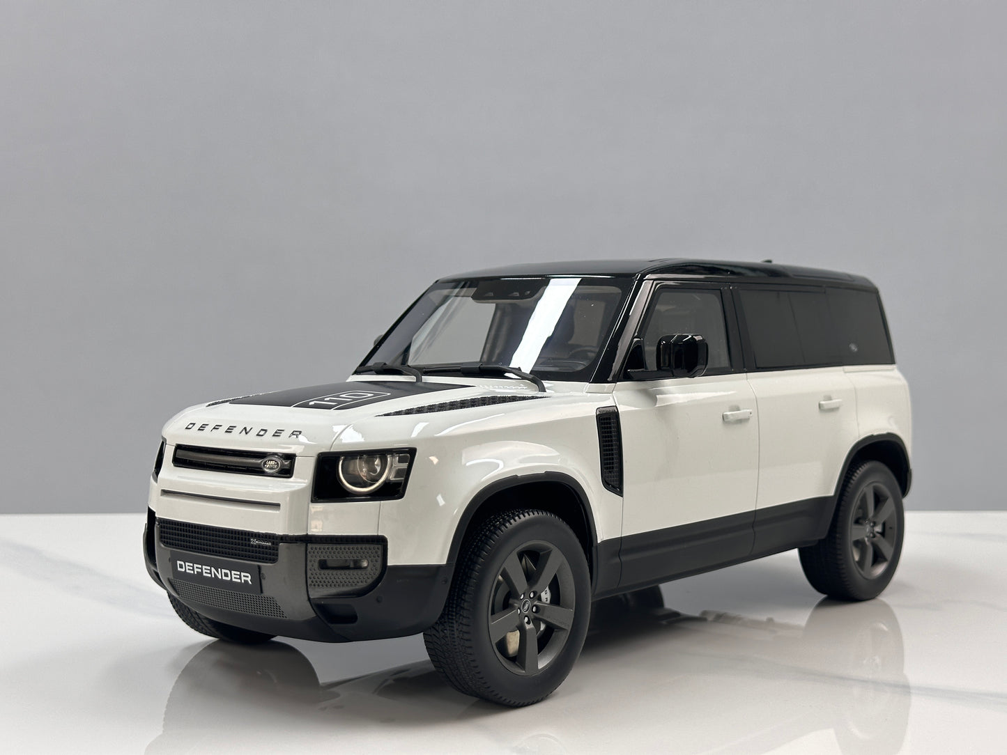 GT Spirit 1/12 Land Rover DEFENDER 110 P400X White GT554