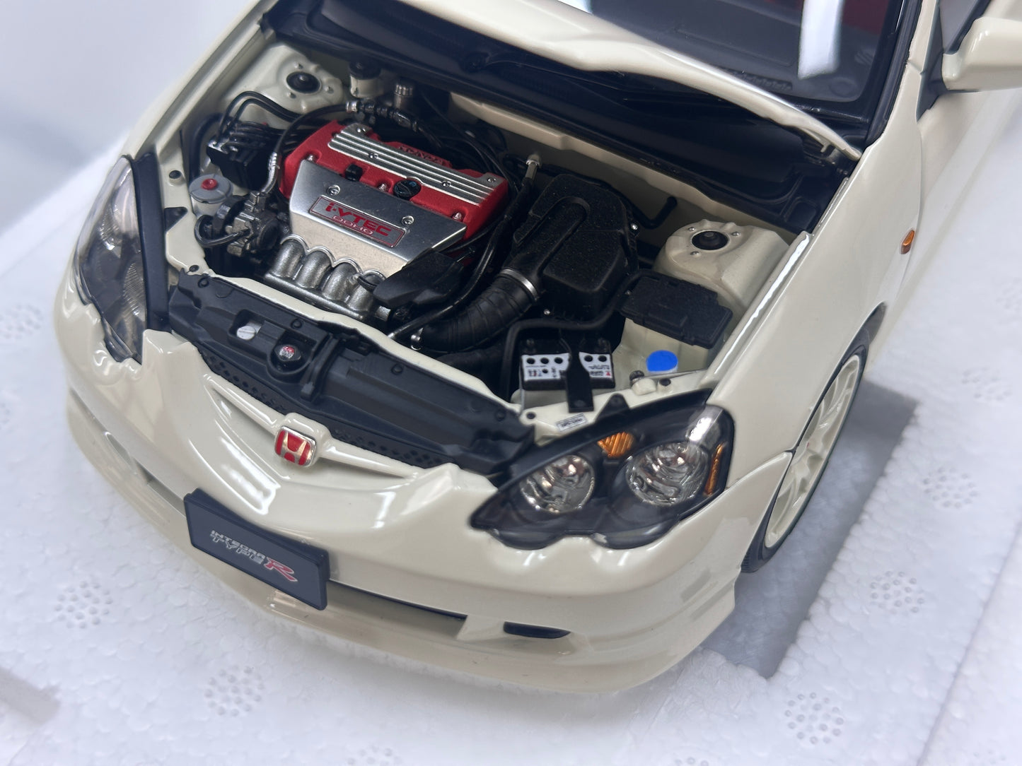 LCD 1/18 Honda Integra (DC5) Type R - Championship White (LCD18019-WH)