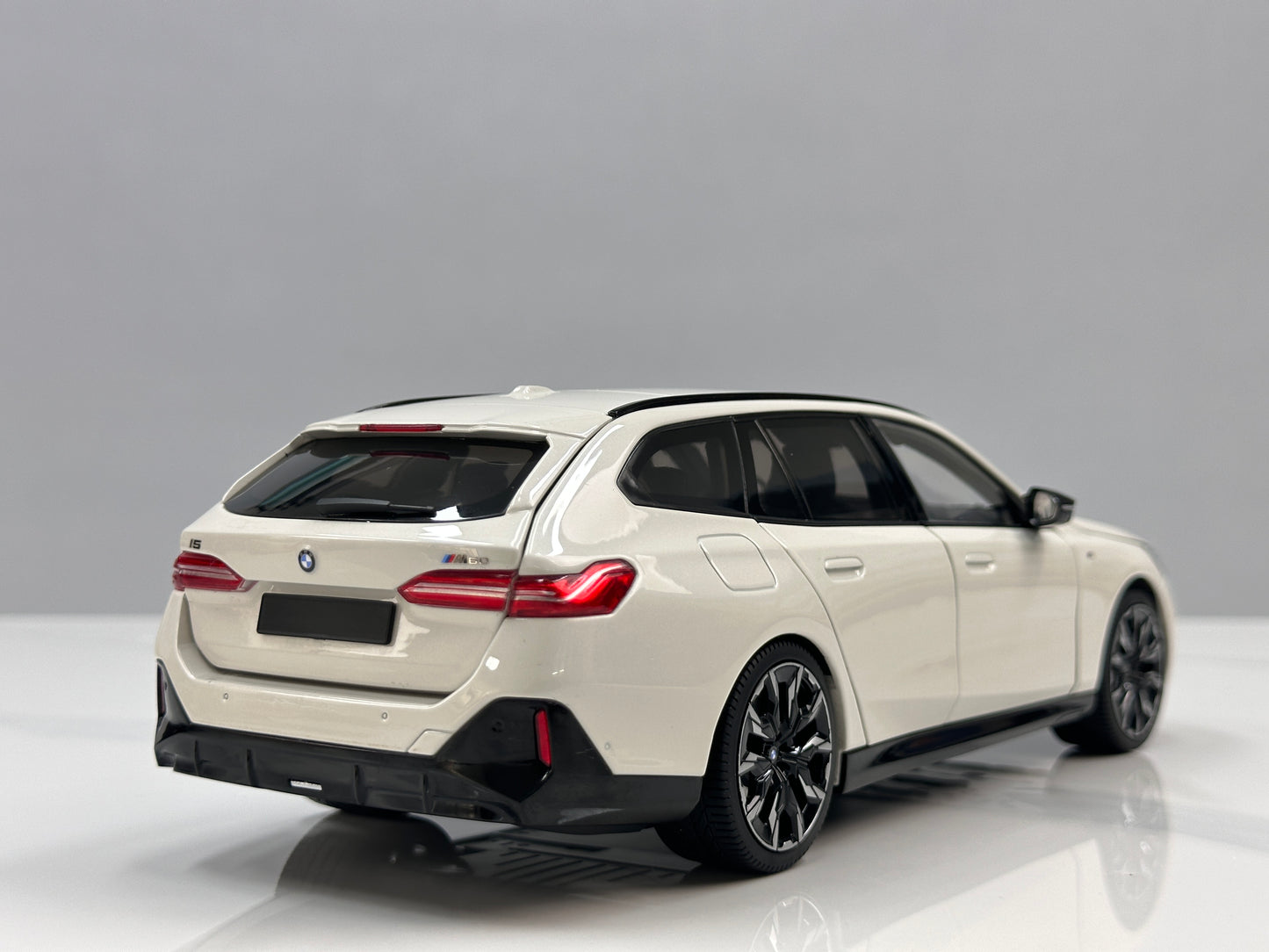 MINICHAMPS 1/18 BMW i5 M60 Touring 2024 Metallic White 110023601