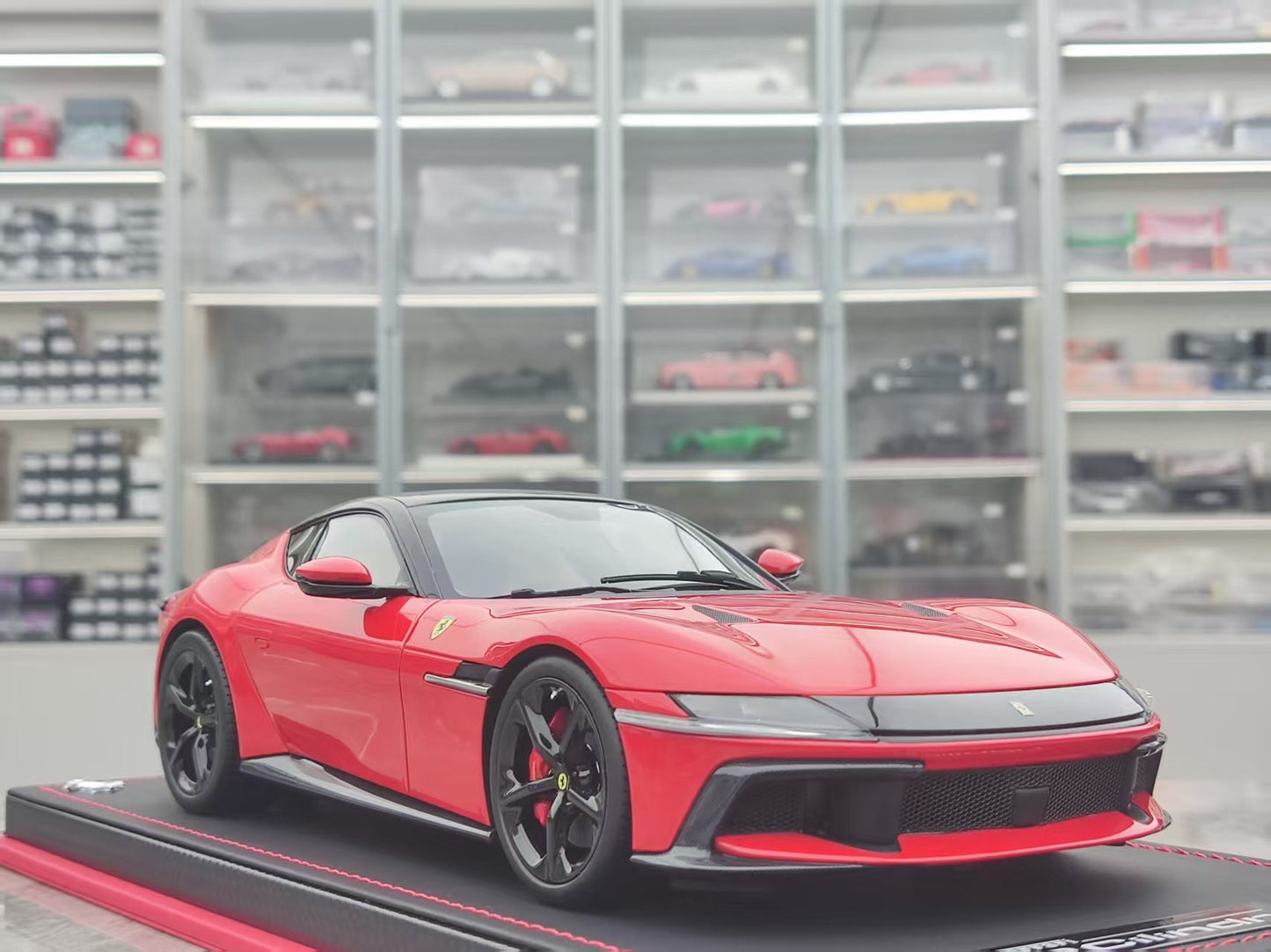 MR 1/18 Ferrari 12 Cilindri Racing Red FE043F