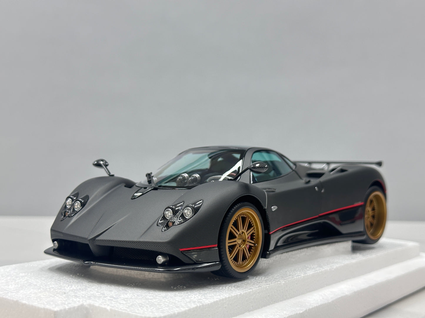 AR 1/18 Pagani Zonda F - 2005 Model - Matte Carbon Black with Red Stripes 850411001