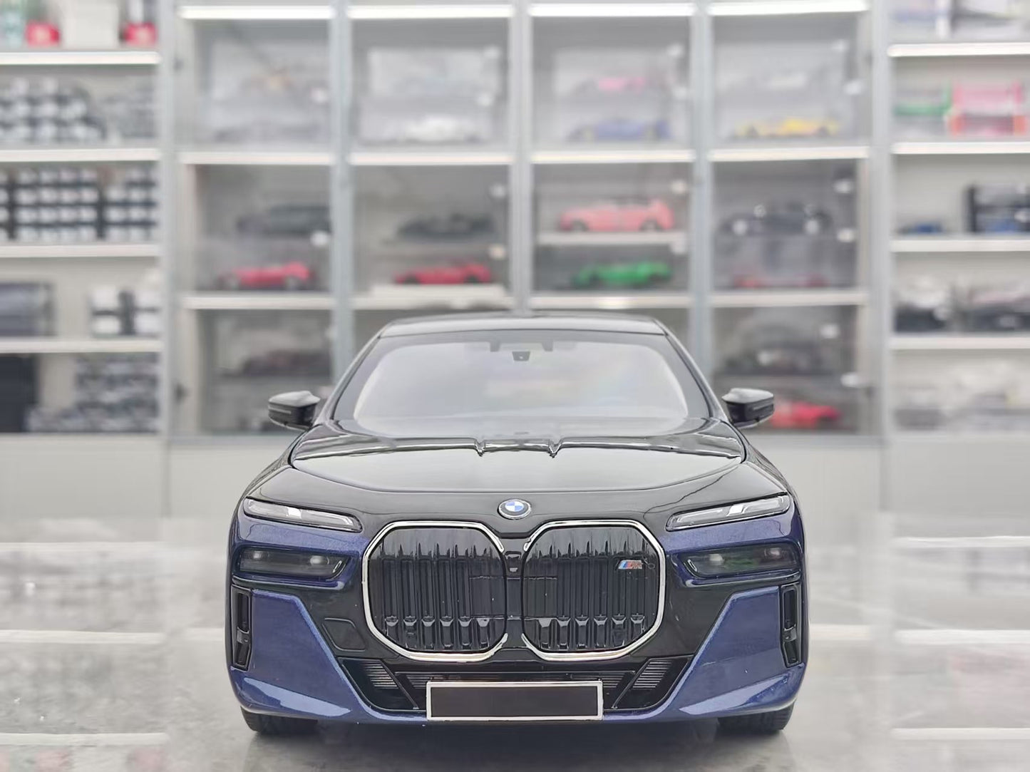MINICHAMPS 1/18 BMW i7 M70 (G70) Diecast Fully Opening Car Model