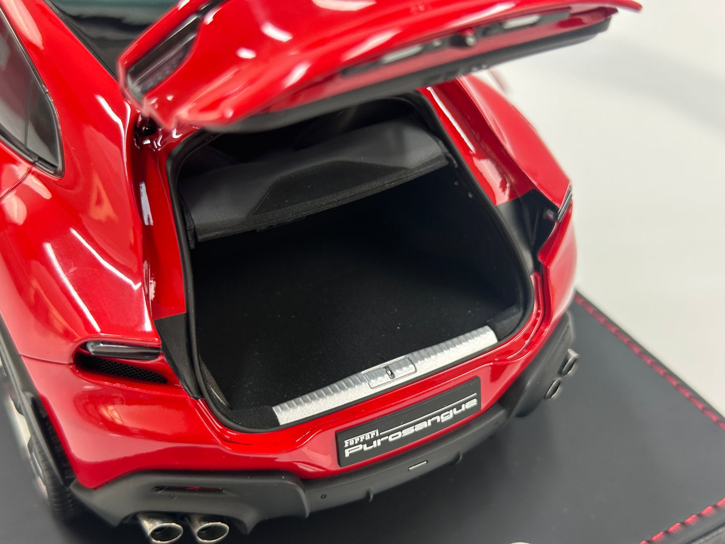 BBR 1/18 Ferrari Purosangue – Standard Red with Leather Base (HE180052ADIE)