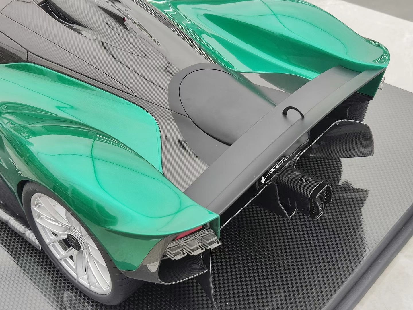FRONTIART 1/8 Aston Martin Valkyire, British Green FA186